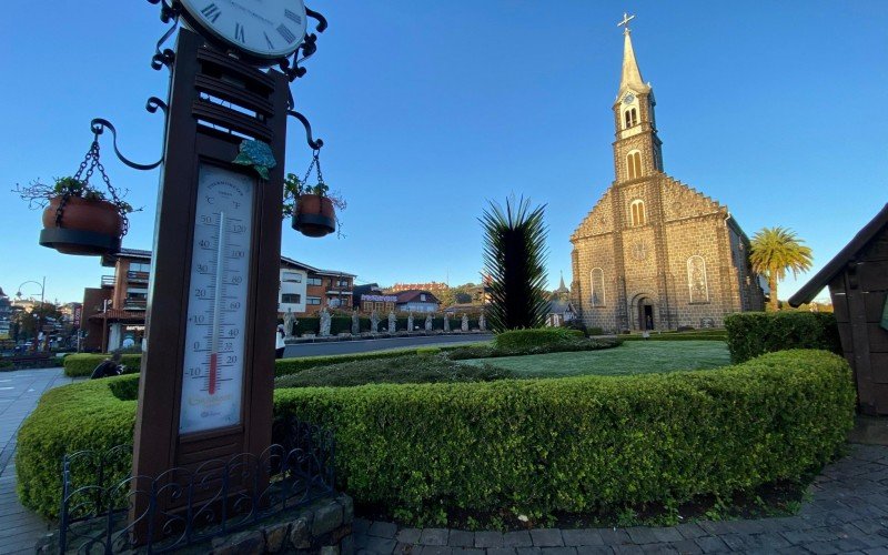 Grama da Igreja São Pedro congelou e termômetros marcavam -2ºC