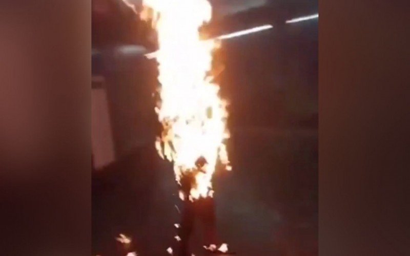 Homem permaneceu em pé e calado enquanto estava com o corpo em chamas | abc+