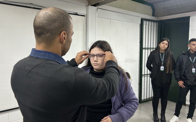 Projeto Olhar Atento beneficiou 37 alunos da Escola Arnaldo Grin com óculos novo e gratuito | abc+