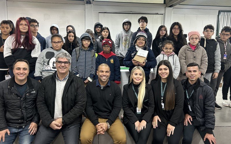 Projeto Olhar Atento beneficiou 37 alunos da Escola Arnaldo Grin com óculos novo e gratuito