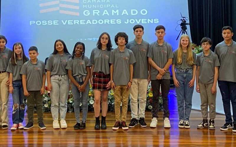Os 13 estudantes que compõe o Parlamento Jovem