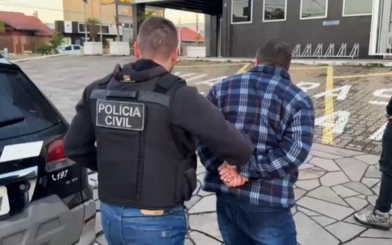Após escapar da Polícia Civil em Canoas, síndico acabou capturado, na manhã desta sexta-feira (30), em Sapucaia do Sul, onde estava escondido