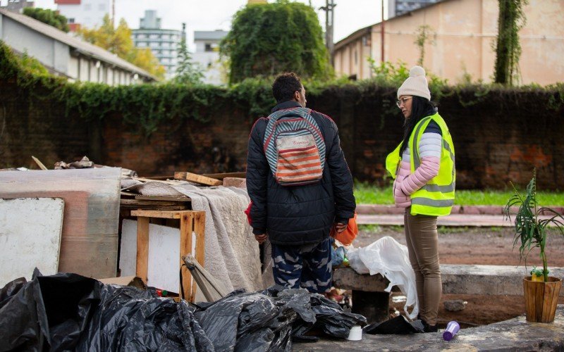 Operação de acolhimento e busca ativa de pessoas em situação de rua foi intensificada diante da forte queda nas temperaturas