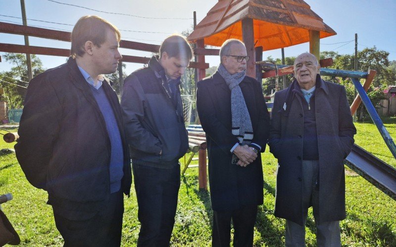 Vereador Felipe Kuhn Braun, deputado Lucas Redecker, Padre Júlio Marcelino dos Santos e o idealizador do projeto Mário Gusmão | abc+