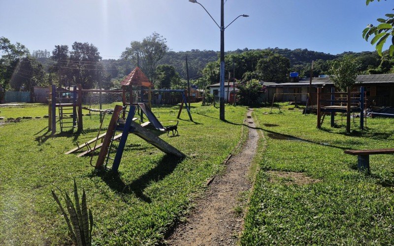 Local conta com pracinha, mas carece de infraestrutura