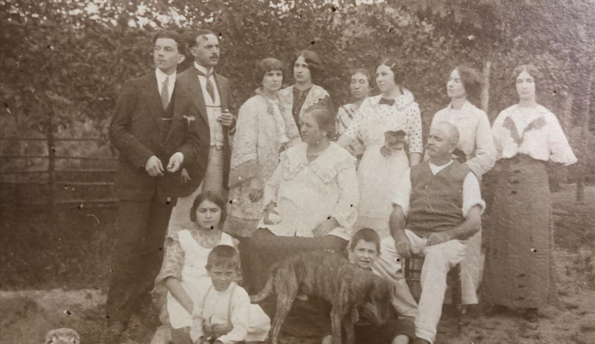 Irmãs pesquisam a história da família Varnieri e devem transformar material em livro
