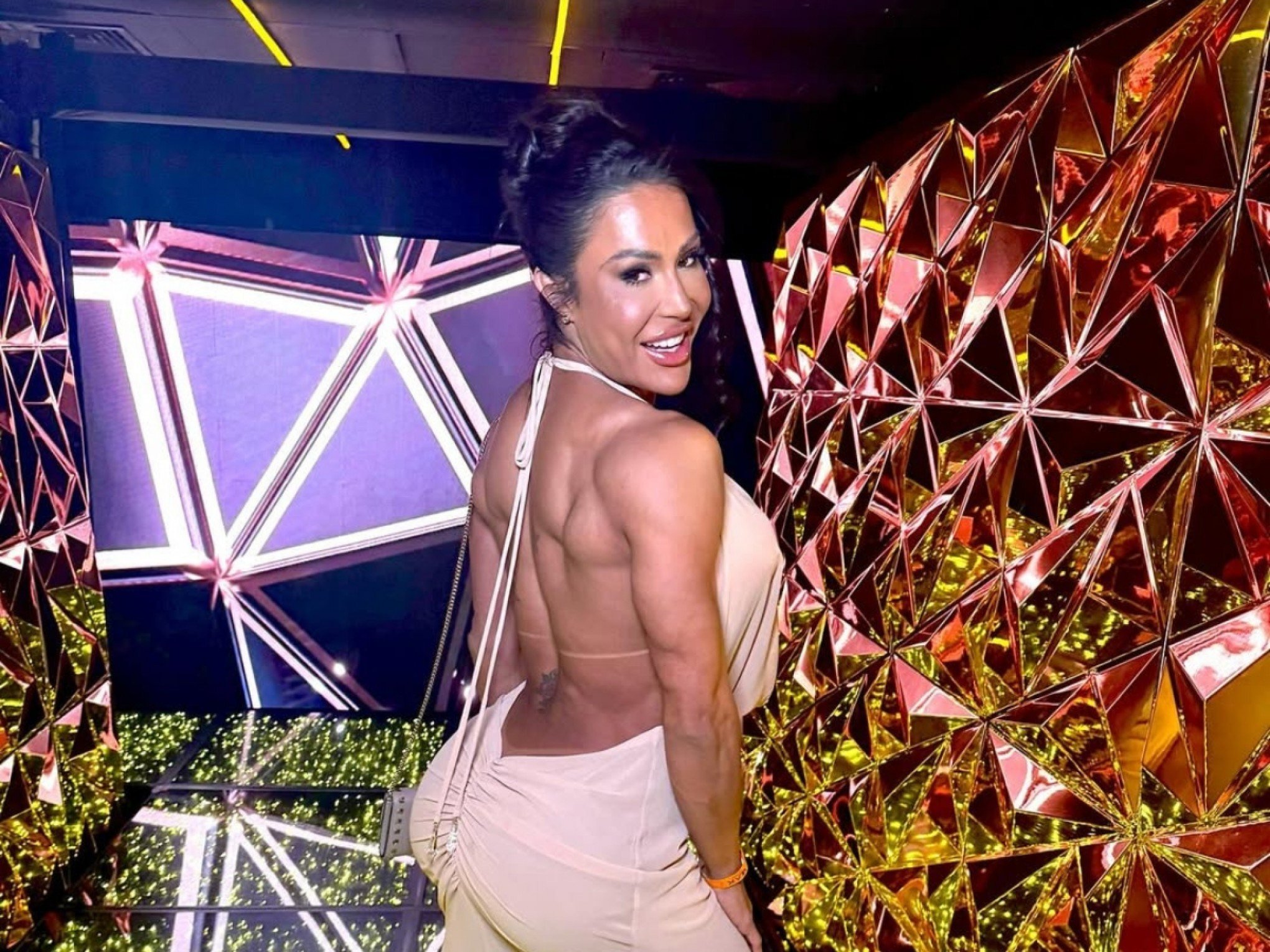 "Me permitindo viver essa experiência": Gracyanne Barbosa anuncia conversão religiosa