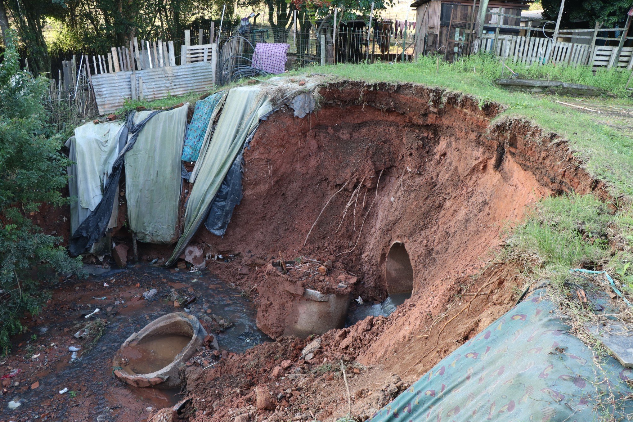 "Se chover vai deslizar mais"; deslizamento de terra segue preocupando moradores em Novo Hamburgo