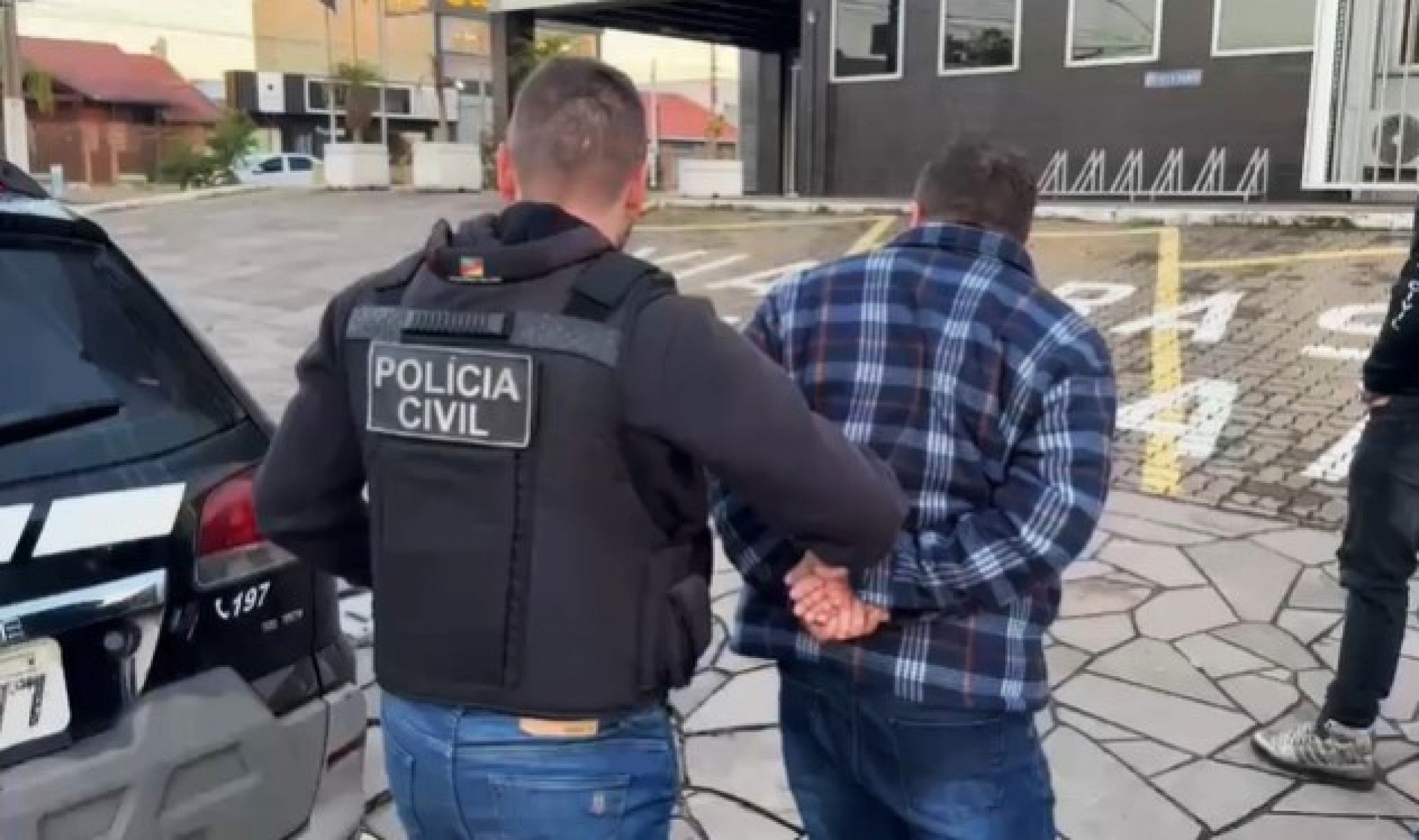 Síndico de condomínio em Canoas é preso acusado do estupro de menina com 8 anos