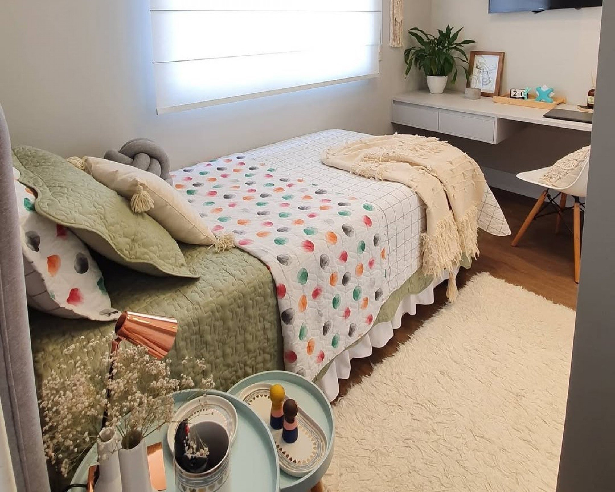 Almofadas e tapetes trazem conforto para o quarto | abc+