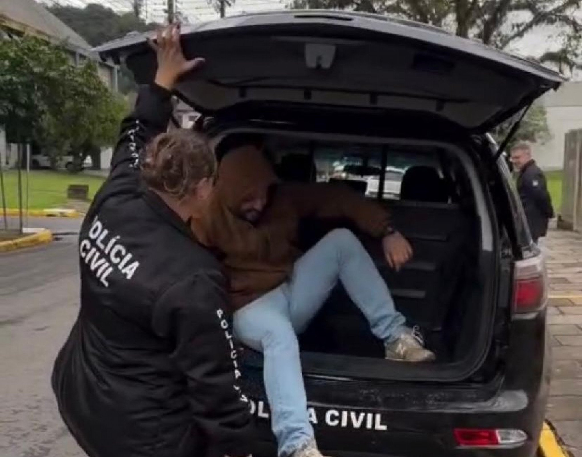 Vereador simula ser preso para anunciar entrega de viatura comprada com dinheiro de emenda parlamentar