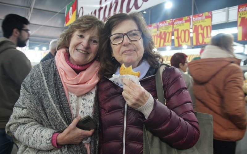 Rita Mayer, 66 anos, cuidadora, e Jane Mayer, 60, aposentada, que vieram de Caxias do Sul e percorreram 67 km para aproveitar o dia de sol na feira. | abc+