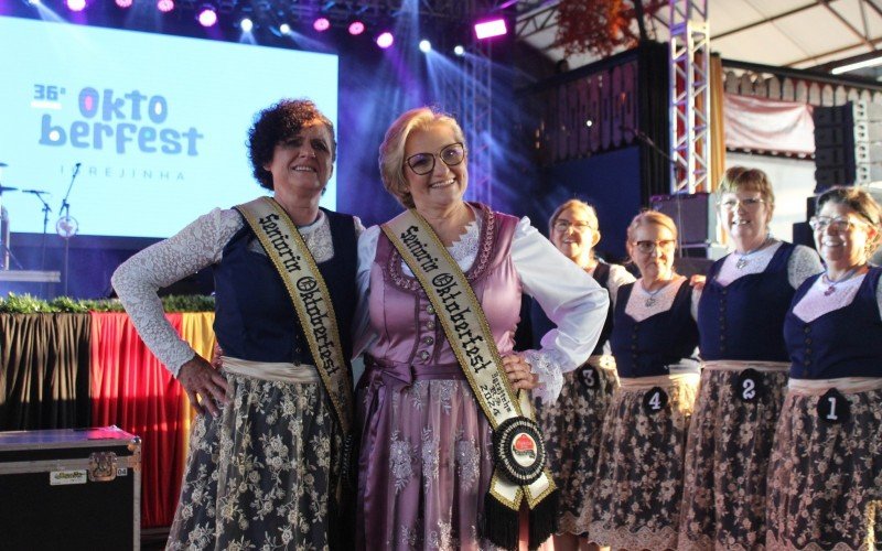 Vera Regina Flesch (esquerda), 67 anos, foi eleita a nova seniorin da Oktoberfest | abc+