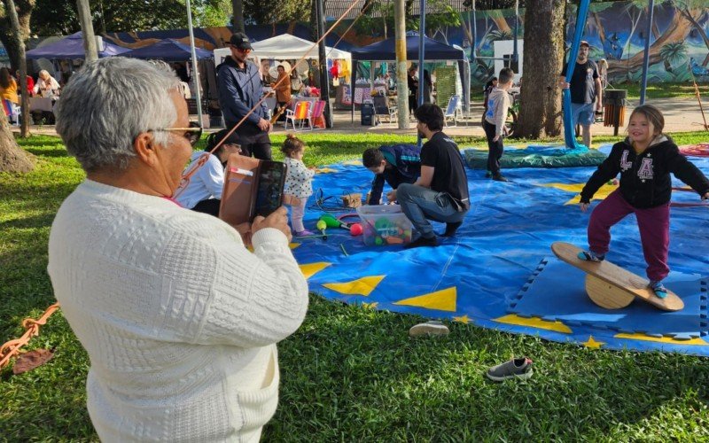 Maria levou a neta Helena, de 4 anos, para curtir o evento e tirou muitas fotos da menina