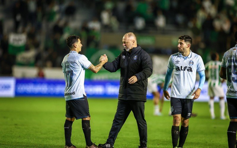 Mano Menezes chega a terceira vitória consecutiva pelo Grêmio