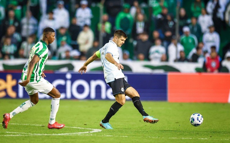 Kannemann sofreu pênalti no início do jogo