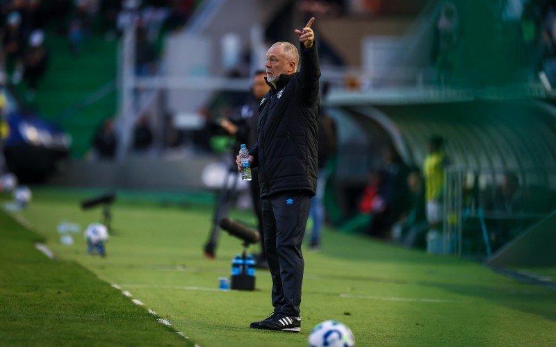 Mano Menezes chega a terceira vitória consecutiva pelo Grêmio