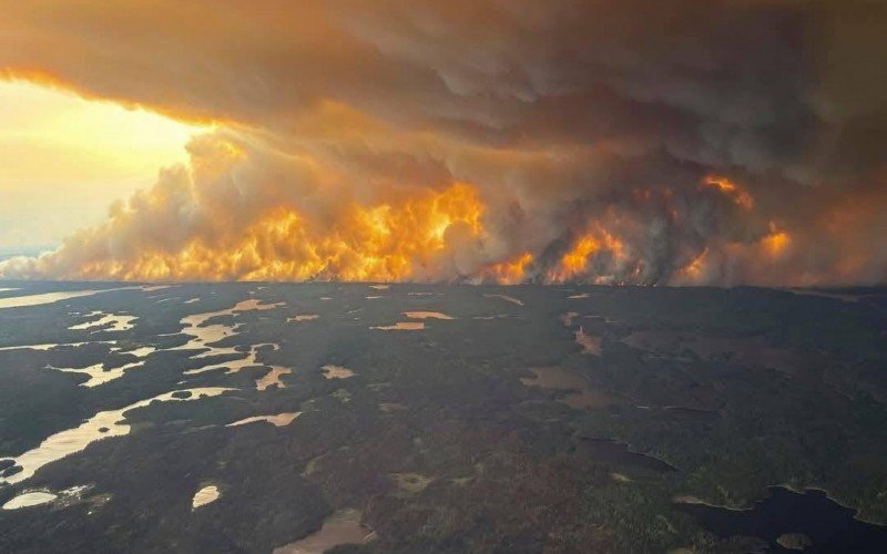 Mais de 25 mil pessoas são retiradas de áreas atingidas por incêndios florestais no Canadá | abc+