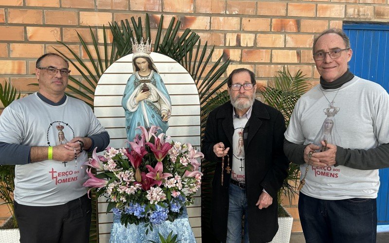Coordenador geral do Terço dos Homens da Diocese de Novo Hamburgo, José Lessa, com integrantes do grupo da paróquia São José, da Lomba Grande | abc+