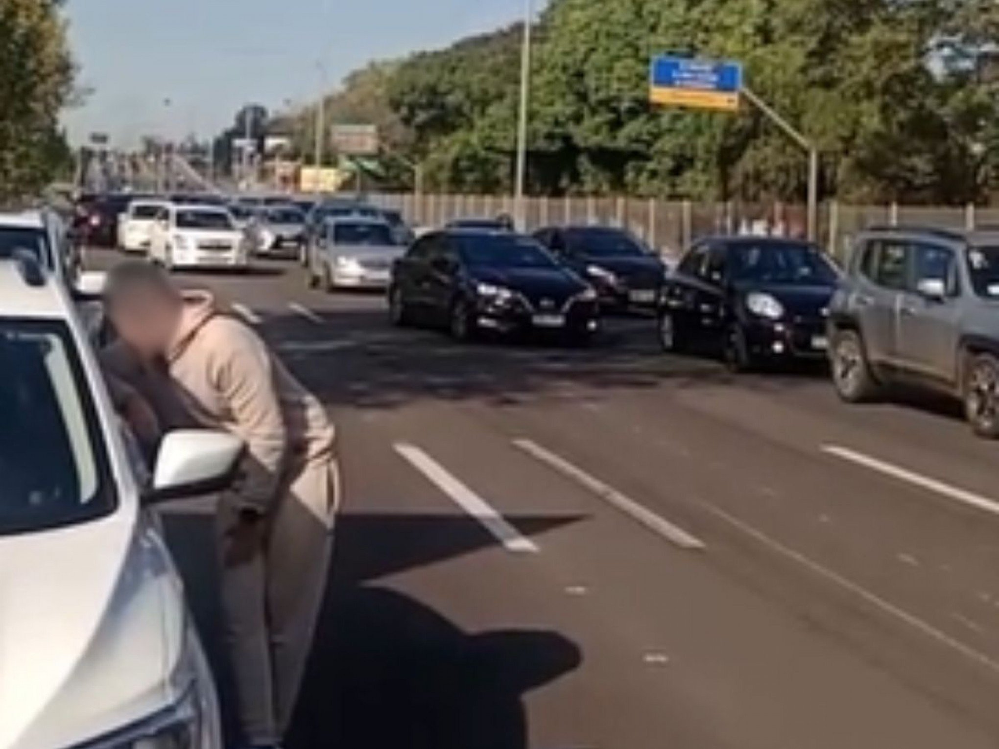 BR-116: Acidente causa congestionamento após casal cair de moto na rodovia
