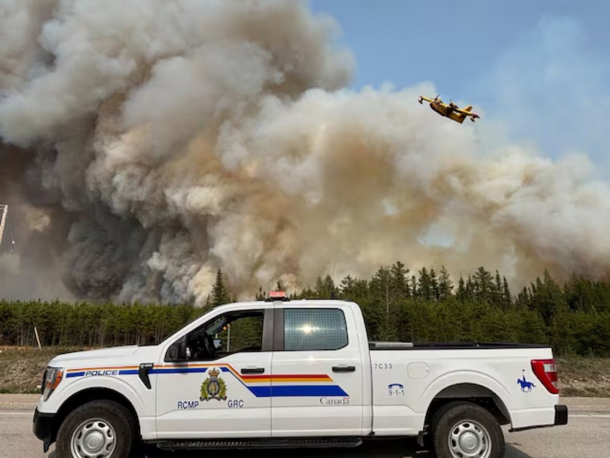 Mais de 25 mil pessoas são retiradas de áreas atingidas por incêndios florestais no Canadá