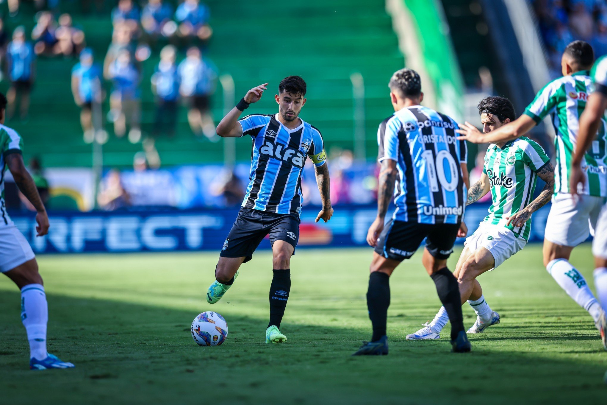 Grêmio enfrenta Juventude buscando sequência inédita de vitórias sob comando de Mano Menezes; veja escalações