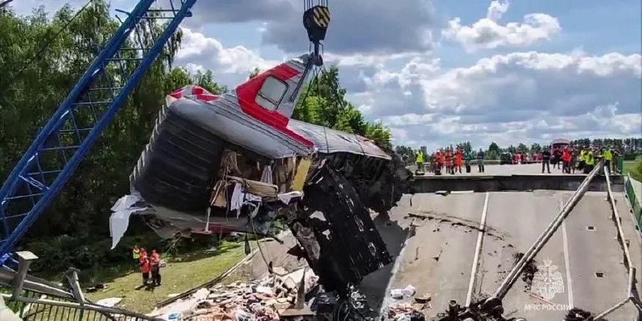 Sete pessoas morrem após trem descarrilar e ponte desabar sobre ferrovia