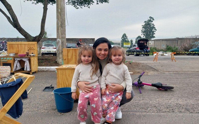Paloma Renata Lorenz Brites, com as g&ecirc;meas Ana Caroline e Ana Clara