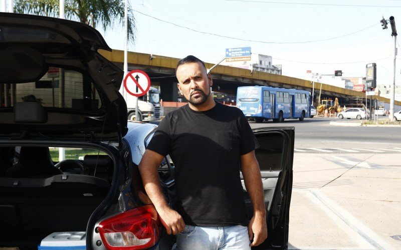 Motorista de aplicativo, Bruno Santos, 37 anos, diz que não tem hora para pegar a BR-116 trancada, em Canoas