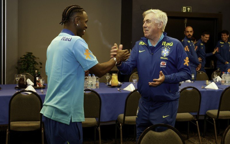 Carlo Ancelotti e Vinícius Jr na chegada da delegação em São Paulo | abc+