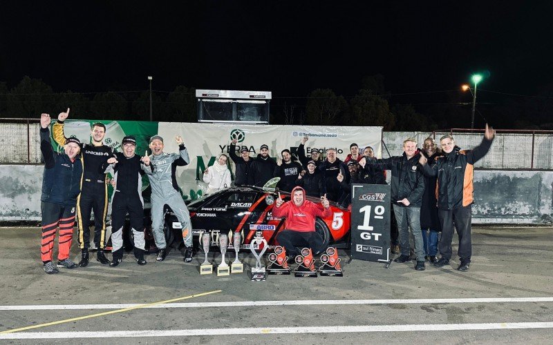 Equipe da MC Tubarão reunida com os troféus | abc+