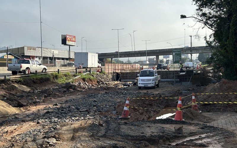 A obra de extensão do pontilhão da BR-116 sobre o Arroio Luiz Rau no acesso à RS-239 segue até setembro