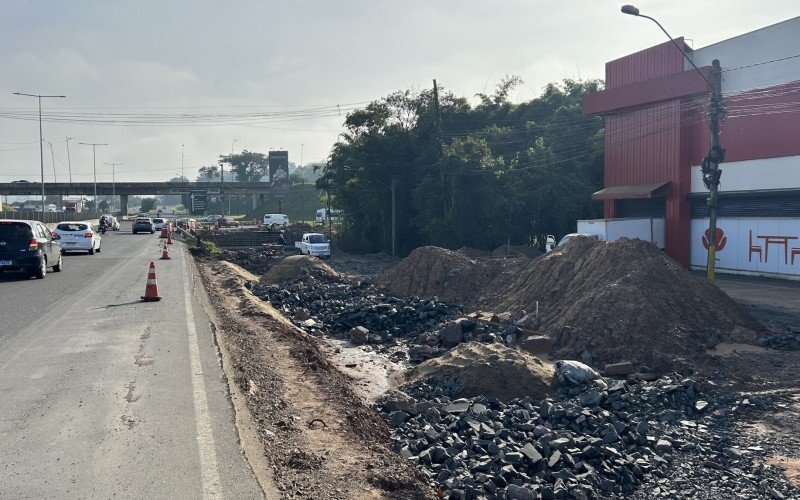 A obra de extensão do pontilhão da BR-116 sobre o Arroio Luiz Rau no acesso à RS-239 segue até setembro