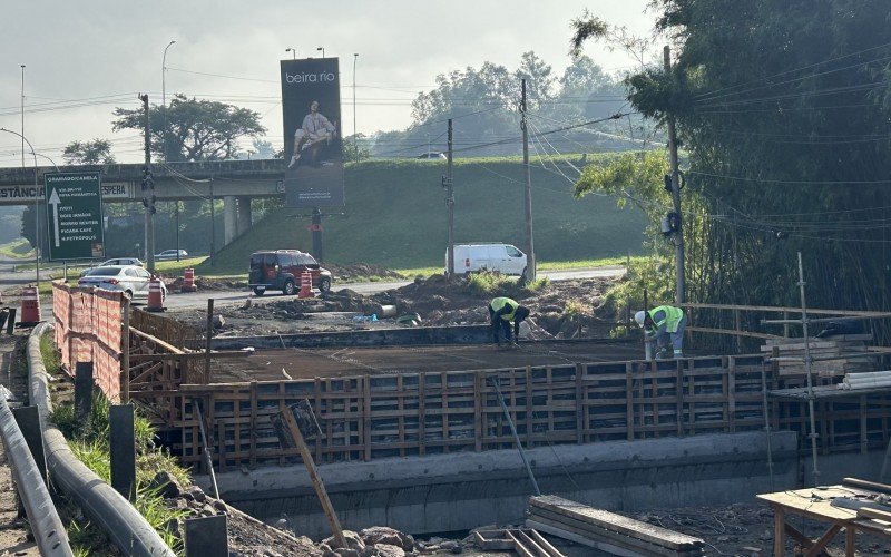 A obra de extensão do pontilhão da BR-116 sobre o Arroio Luiz Rau no acesso à RS-239 segue até setembro