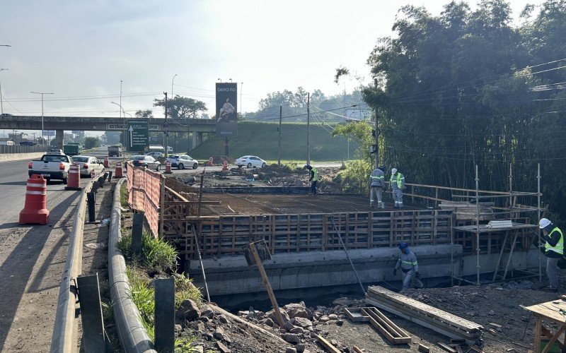 A obra de extensão do pontilhão da BR-116 sobre o Arroio Luiz Rau no acesso à RS-239 segue até setembro