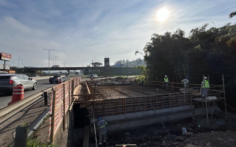 A obra de extensão do pontilhão da BR-116 sobre o Arroio Luiz Rau no acesso à RS-239 segue até setembro