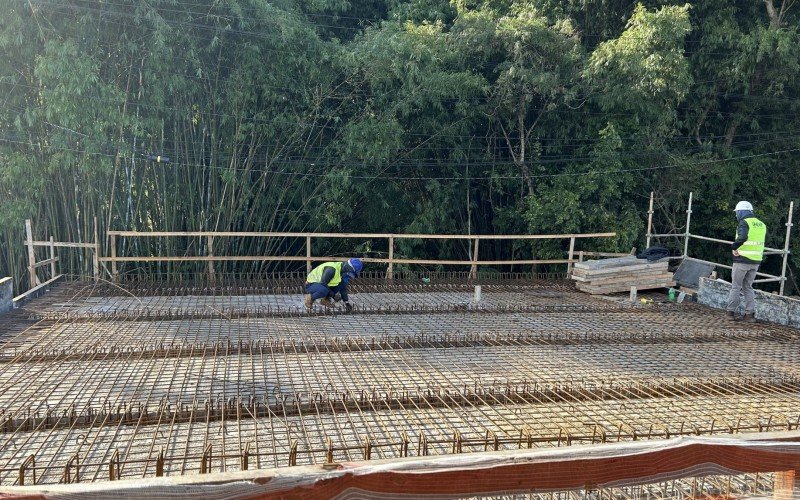 A obra de extensão do pontilhão da BR-116 sobre o Arroio Luiz Rau no acesso à RS-239 segue até setembro