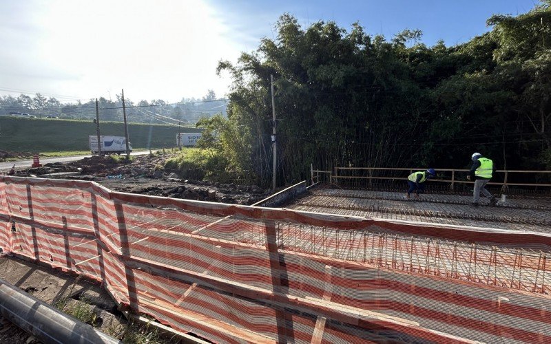 A obra de extensão do pontilhão da BR-116 sobre o Arroio Luiz Rau no acesso à RS-239 segue até setembro