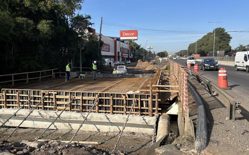 Avanço da obra do pontilhão tem impactado trânsito no local