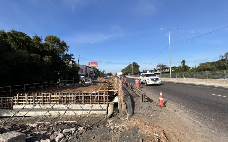 A obra de extensão do pontilhão da BR-116 sobre o Arroio Luiz Rau no acesso à RS-239 segue até setembro