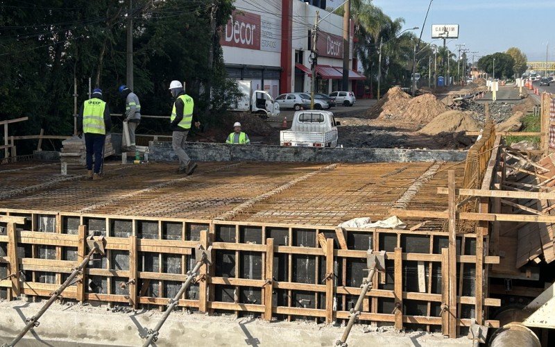 A obra de extensão do pontilhão da BR-116 sobre o Arroio Luiz Rau no acesso à RS-239 segue até setembro