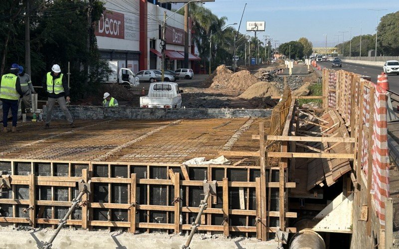 A obra de extensão do pontilhão da BR-116 sobre o Arroio Luiz Rau no acesso à RS-239 segue até setembro