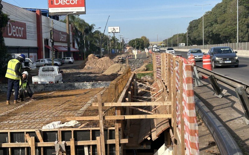 A obra de extensão do pontilhão da BR-116 sobre o Arroio Luiz Rau no acesso à RS-239 segue até setembro | abc+