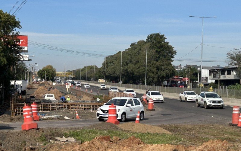 A obra de extensão do pontilhão da BR-116 sobre o Arroio Luiz Rau no acesso à RS-239 segue até setembro | abc+