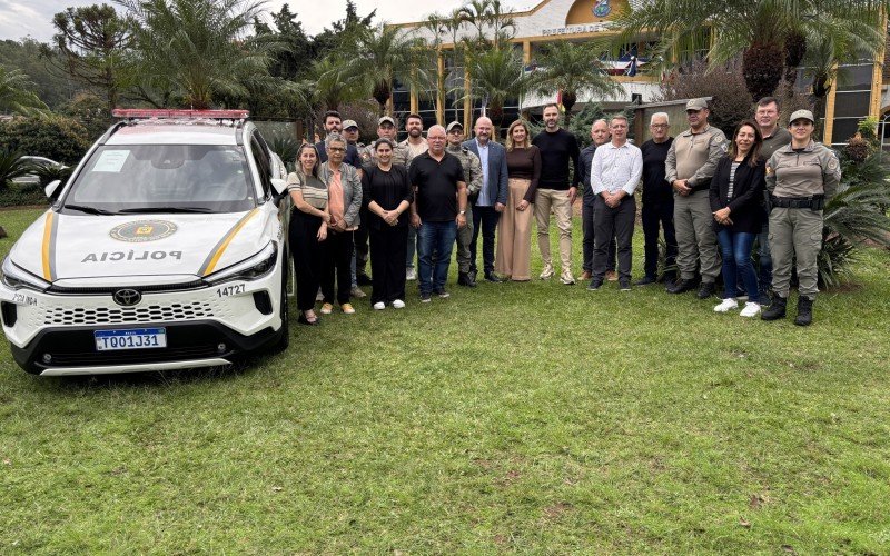Prefeito, vice e vereadores de Três Coroas participaram da cerimônia de entrega da nova viatura na última terça-feira (27)