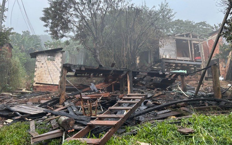 Outro incêndio atingiu uma residência de madeira na Rua Terceira Idade, também no bairro São José | abc+