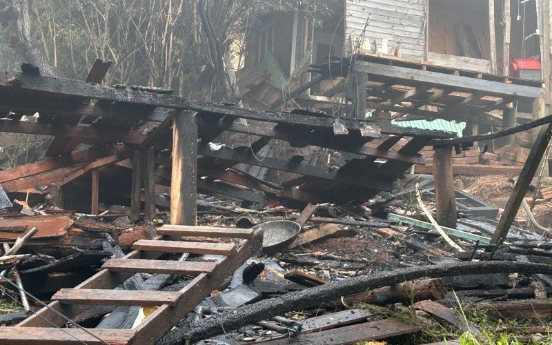 Outro incêndio atingiu uma residência de madeira na Rua Terceira Idade, também no bairro São José | abc+