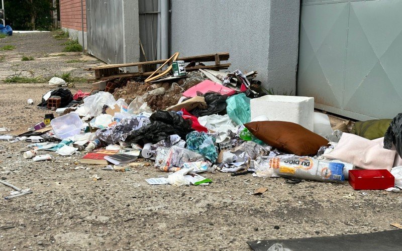 Lixo espalhada na Rua dos Andradas em Novo Hamburgo | abc+