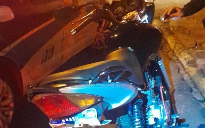Placa da motocicleta estava dobrada, dificultando identificação | abc+