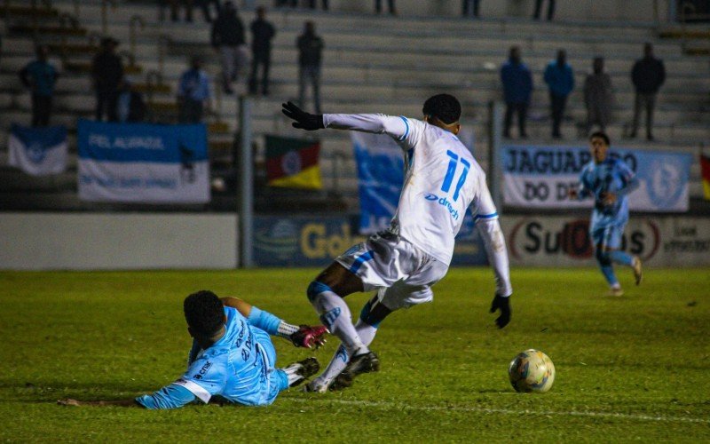 Zé Andrade (de branco) parou na marcação do Lajeadense | abc+